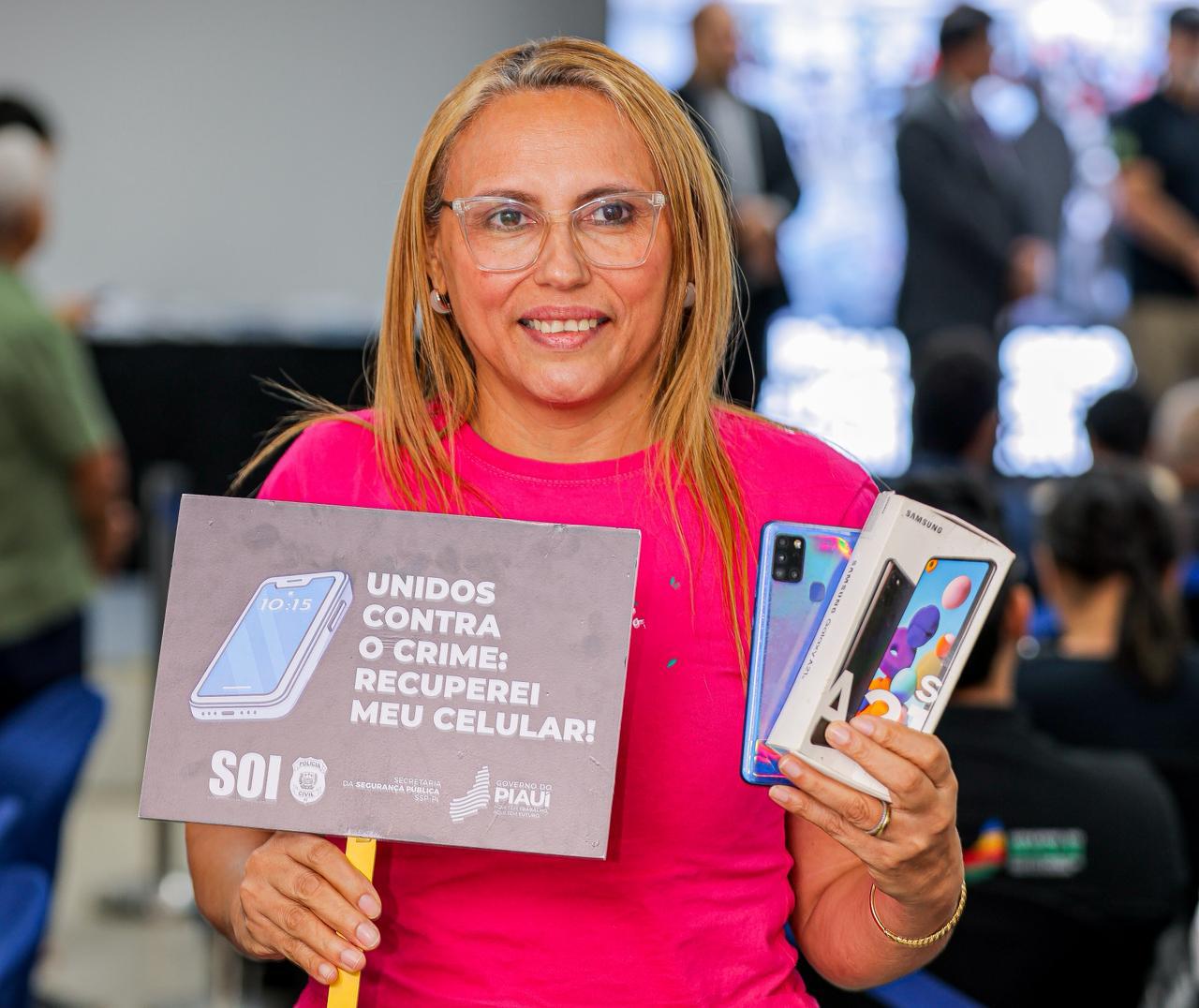 Mulher recebendo seu celular recuperado