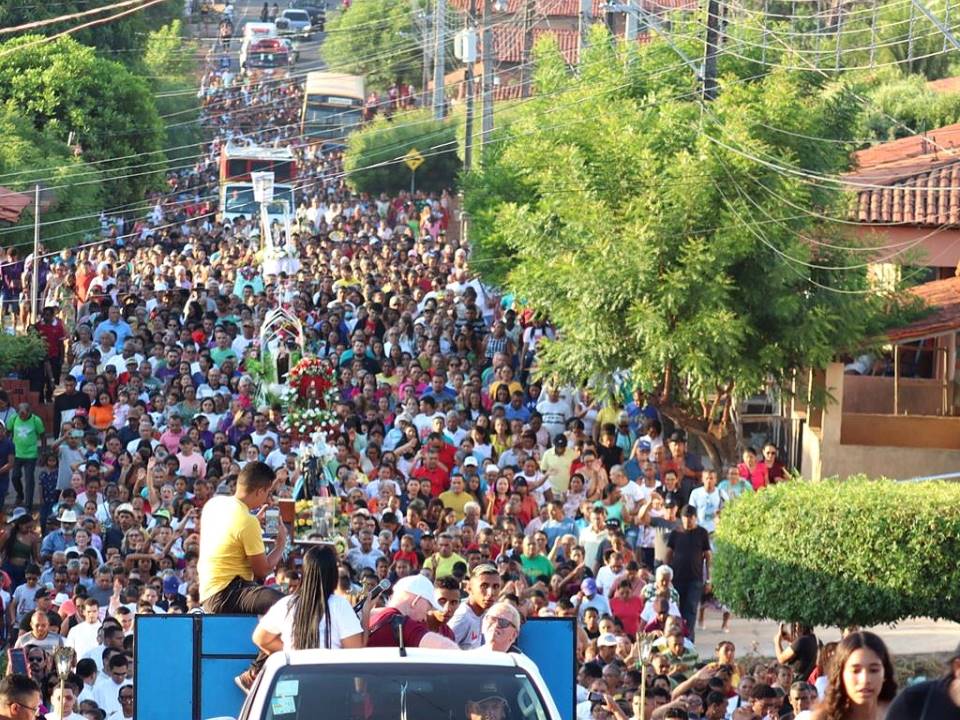Milhares de Fies na procissão de exaltação da Santa Cruz dos Milagres.