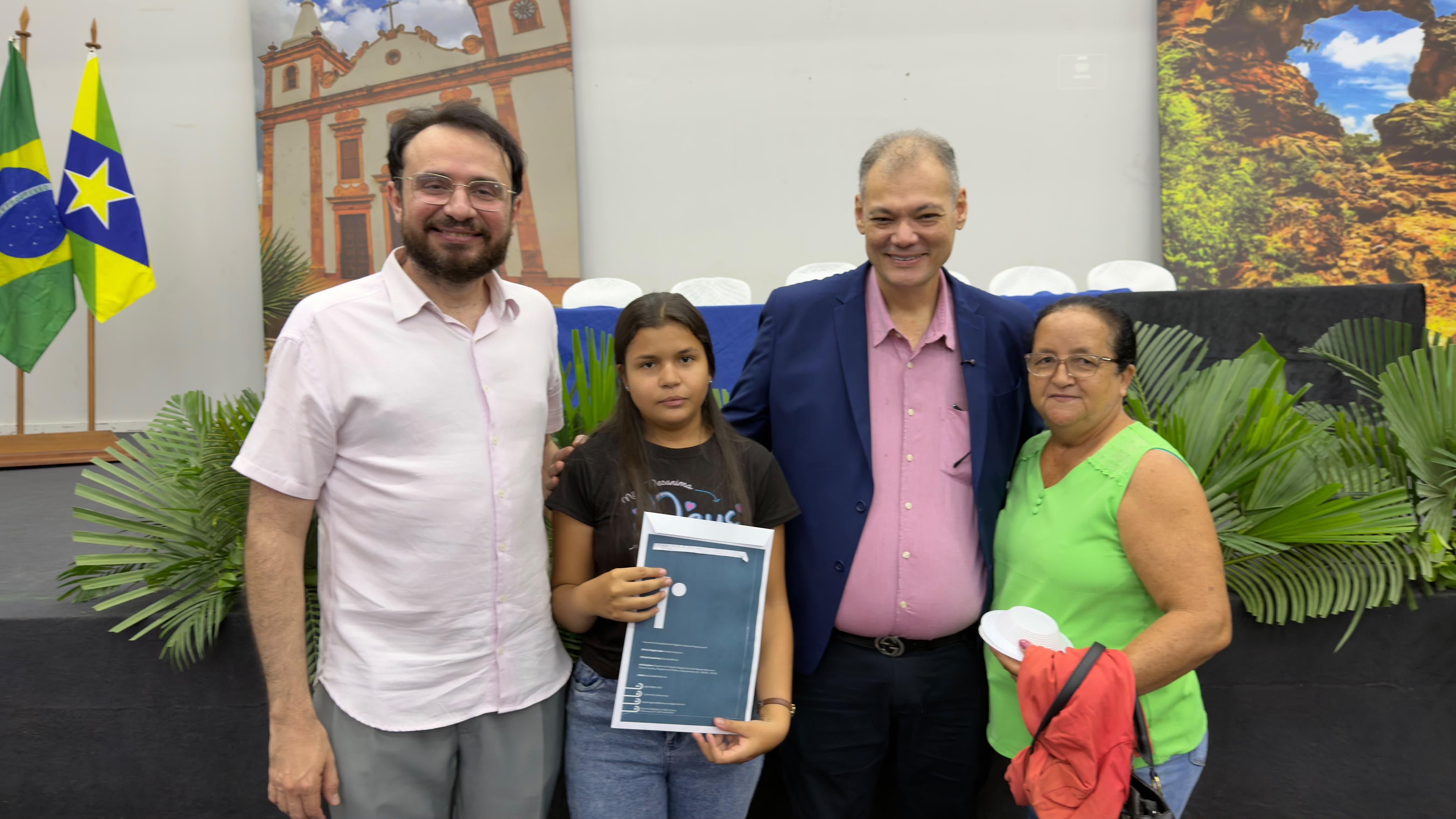 Entrega a registro de imóveis moradores do bairro três lagoas em Piracuruca