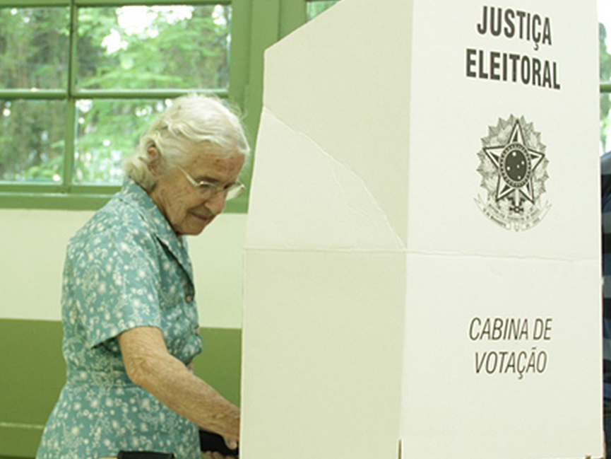 Idosa votando